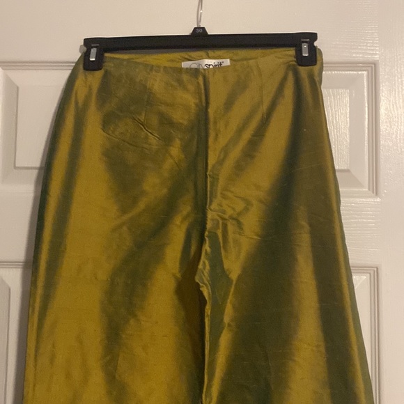 Green flare womens pants size 6 with embroidery design at bottom of legs - Picture 3 of 5